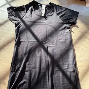 EUC Lululemon Swiftly Hip Short Sleeve 2.0 black color (size 6)